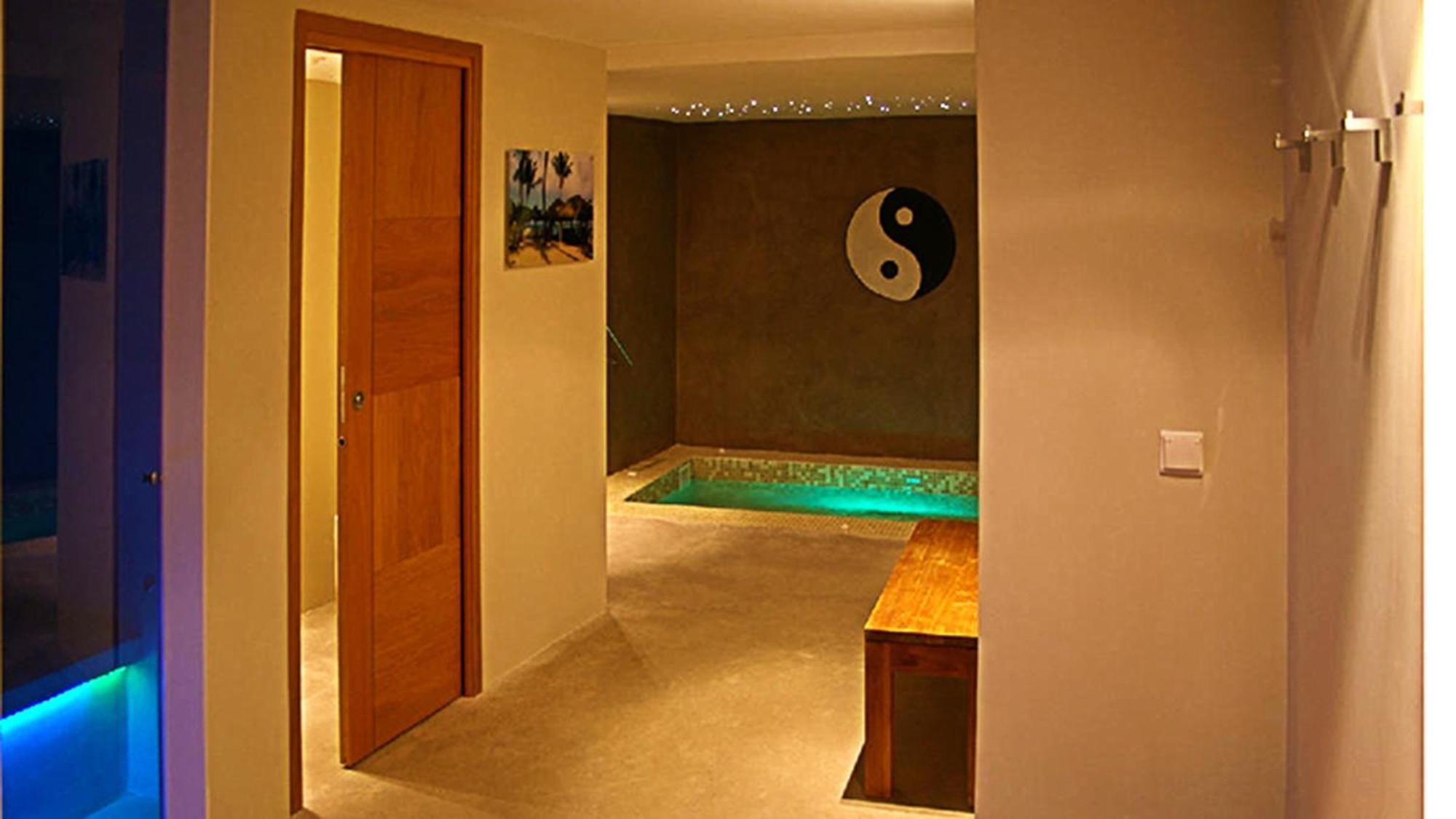 Double Room with Private Spa at Night,1722925836:JPEG